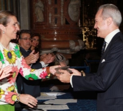 Doña Elena entrega el premio Accésit al mejor proyecto relacionado con la salud a la Fundación Juan Felipe Gómez Escolar, al conde de Trénor y preside